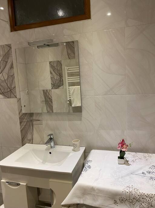 Nice Apartment Ponichala ภายนอก รูปภาพ